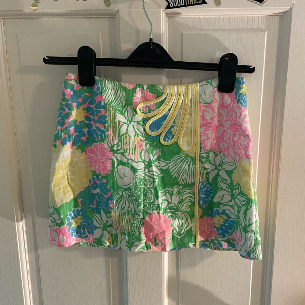Lily Pulitzer super flattering skirt.